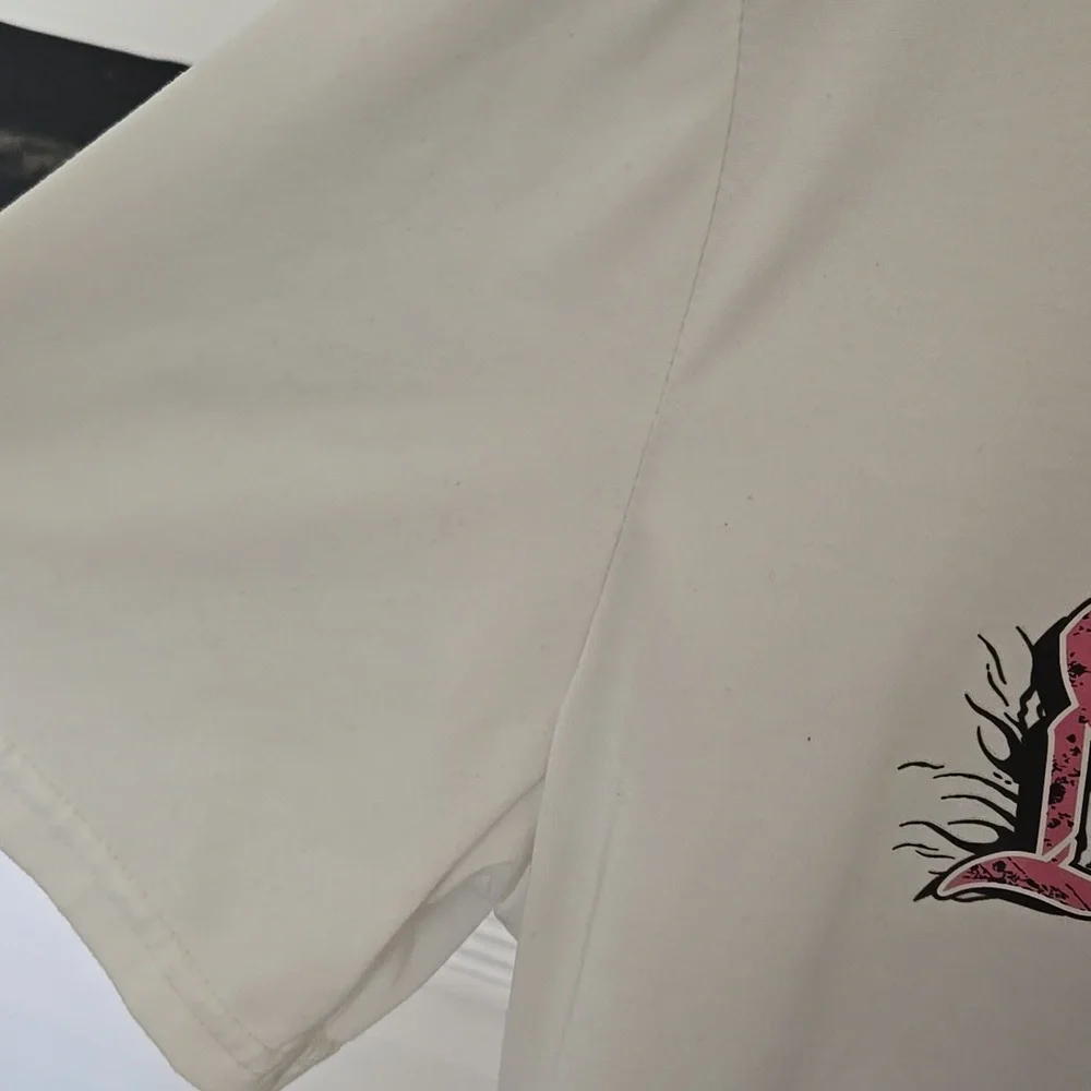 ROMWE White Graphic T-Shirt with Pink and Black Design - Picture 2 of 10